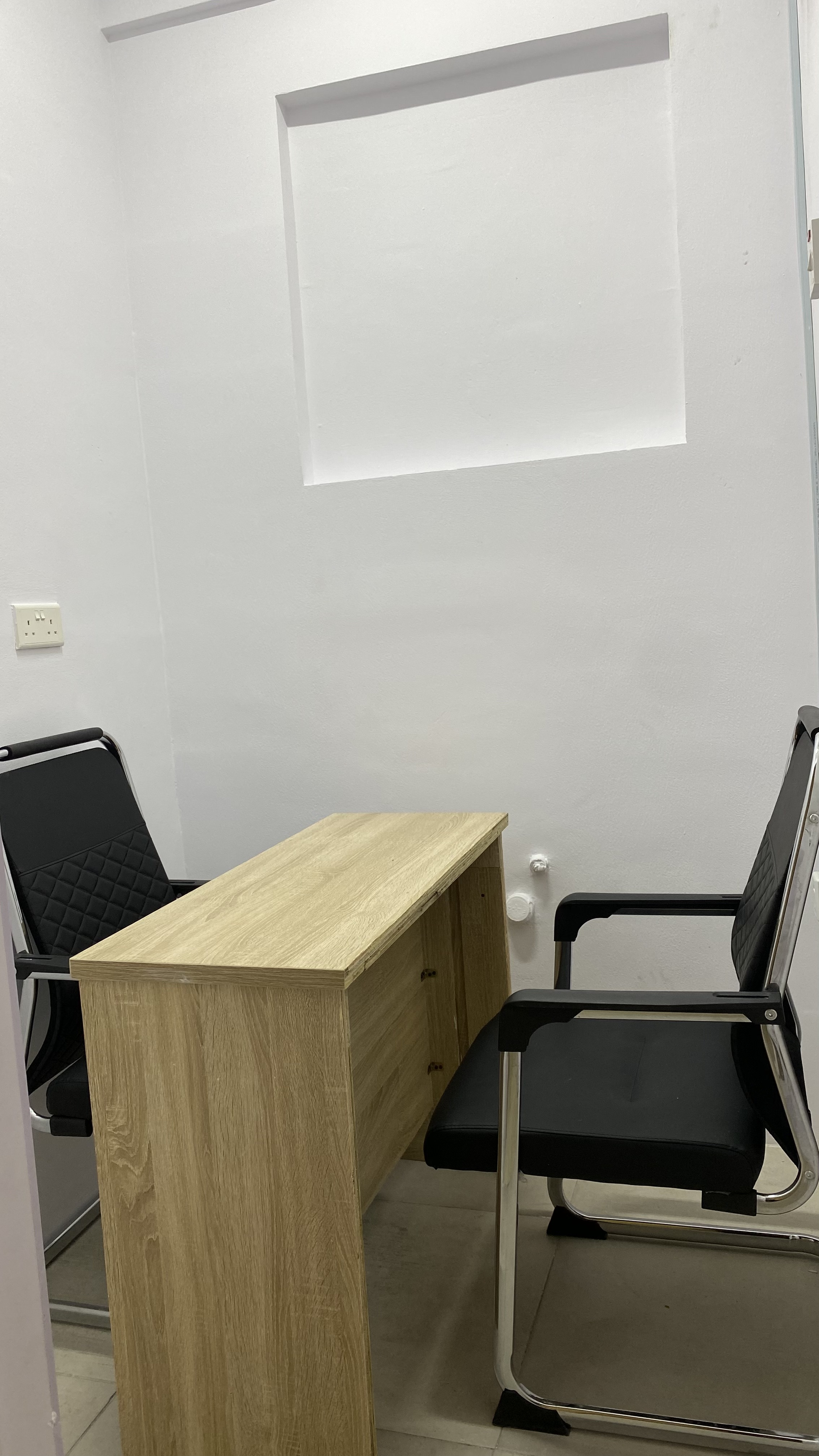Private desk and seating in a quiet office room at Befitting Hub